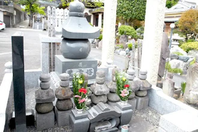 鎌倉武士慰霊塔